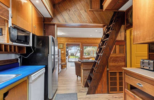 Regional District of Nanaimo Cottage | The Artist Cabin – Oceanfront Retreat - 3 month stays or more