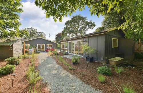 North Saanich House | The Bayside Cottage by EMR Vacation Rentals