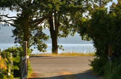 North Saanich House | The Bayside Cottage by EMR Vacation Rentals