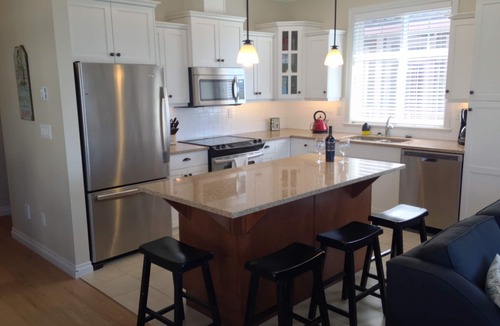 Osoyoos House | The Birdhouse - Waterfront Cottage with Pool Table and Boat Slip!