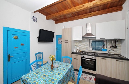 Motta d'Affermo Apartment | The Casello sul Mare is a historic railway house built in 1895 as a residence for railway workers and restored in 2025 while preserving its authentic charm. The property is set in a truly unique location, nestled between the railway and the sea, offering