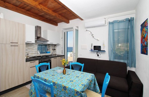 Motta d'Affermo Apartment | The Casello sul Mare is a historic railway house built in 1895 as a residence for railway workers and restored in 2025 while preserving its authentic charm. The property is set in a truly unique location, nestled between the railway and the sea, offering