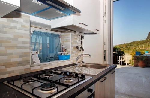 Motta d'Affermo Apartment | The Casello sul Mare is a historic railway house built in 1895 as a residence for railway workers and restored in 2025 while preserving its authentic charm. The property is set in a truly unique location, nestled between the railway and the sea, offering