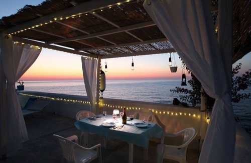 Motta d'Affermo Apartment | The Casello sul Mare is a historic railway house built in 1895 as a residence for railway workers and restored in 2025 while preserving its authentic charm. The property is set in a truly unique position, suspended between the railway and the sea, offeri