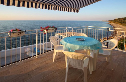 Motta d'Affermo Apartment | The Casello sul Mare is a historic railway house built in 1895 as a residence for railway workers and restored in 2025 while preserving its authentic charm. The property is set in a truly unique position, suspended between the railway and the sea, offeri