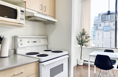 Downtown Vancouver Condo | The Charlie Suite by COMFYSUITES