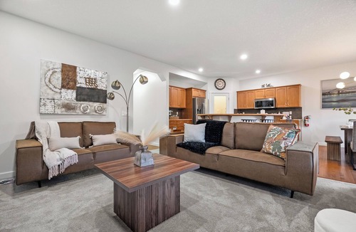 Southeast Calgary House | The Copperleaf Luxury Retreat w/Hot tub