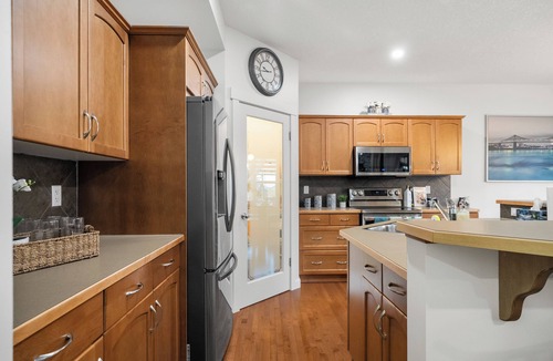 Southeast Calgary House | The Copperleaf Luxury Retreat w/Hot tub