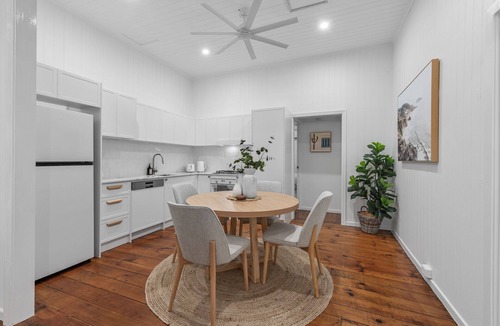 New Farm Apartment | The Courtyard Store! 2Bed/2Bath ~ New Farm