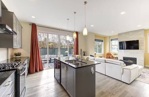 North End House | The Downtown Hideaway -walkable to restaurants, breweries, waterfront and event