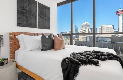 Victoria Park Condo | The Dropout | No Service Fees | Patio & BBQ | Gym