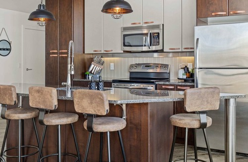Victoria Park Condo | The Dropout | No Service Fees | Patio & BBQ | Gym