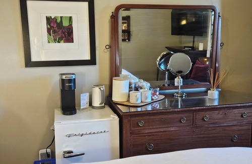 Grandview-Woodland House | The Ivy On Parker Guest House
