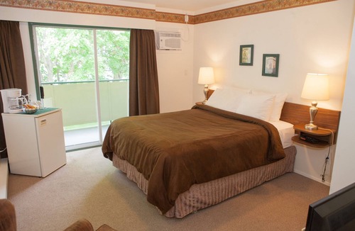 Oliver Cabin | The Lakeside Resort