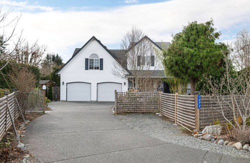Comox Valley House | The Loft at Marble Place: Cozy Family Retreat