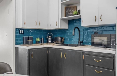 Drumheller Apartment | The Marble Sleeps 4 Guests DT 55 " Smart TV