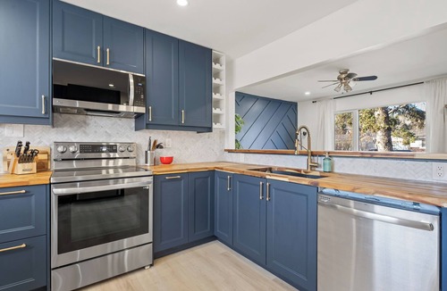 Northwest Calgary House | The Owl – Main Floor Suite Near Banff (Sleeps 7)