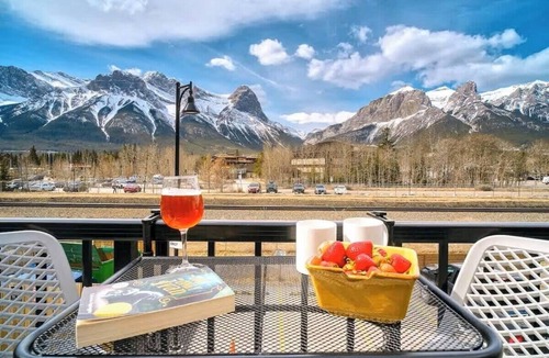 Canmore House | THE PEAKS-Stunning Panorama Mountain View Modern Luxury home with 3 parking lots