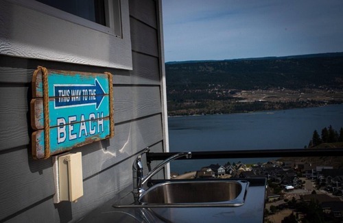 Central Okanagan House | The Point, Breathtaking Lake Views, Luxurious Resort Cottage, La Casa, Kelowna