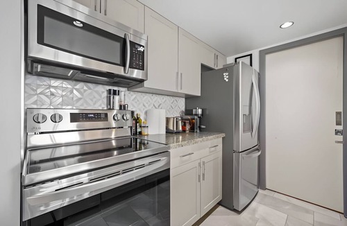 Gastown Condo | The Pond - The Full Package