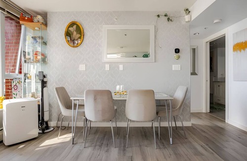Gastown Condo | The Pond - The Full Package