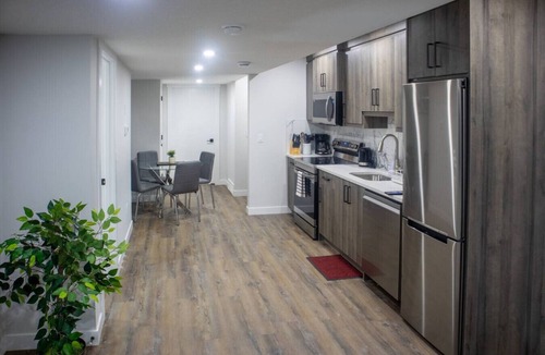 Northwest Calgary House | The Prestige Haven - Pet & Family Friendly