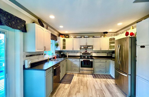 North Cowichan House | The Sanctuary with hot tub and pool!
