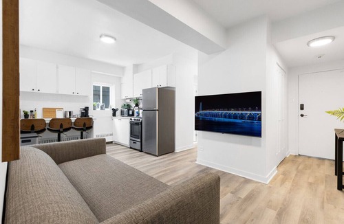 Milton Park Apartment | The Sherbrooke Suite
