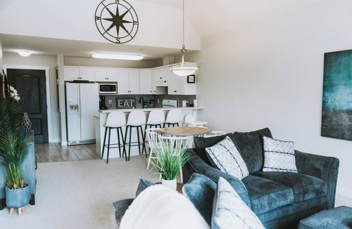 Sicamous Condo | The Shu Suite - Pool/Hot Tub + Boat Slip