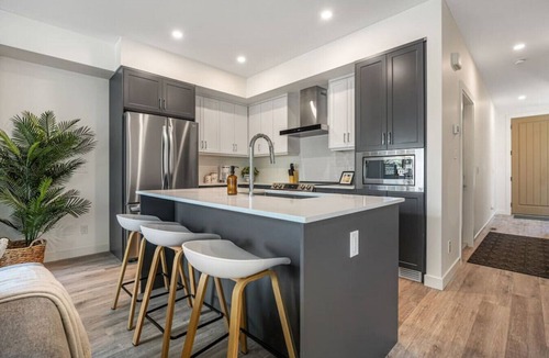 Invermere House | The Silver Fox | Private Hot Tub | Walk to Beach