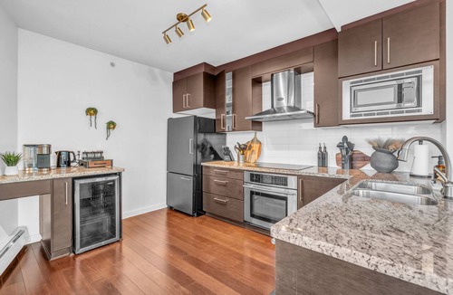 Crosstown Condo | The Skydeck Penthouse - Panoramic Hot Tub Views