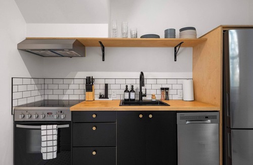 Sunnyside House | The Sunny | 2 Suites | 10 Pax | Pet Friendly Stay!