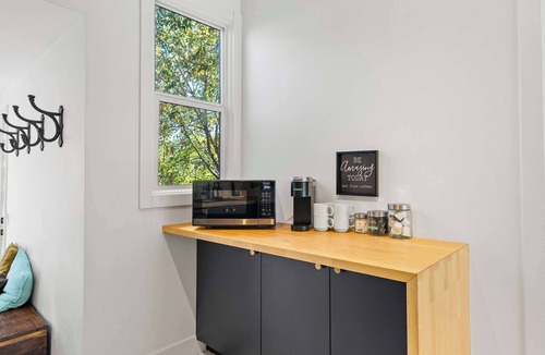 Sunnyside House | The Sunny | 2 Suites | 10 Pax | Pet Friendly Stay!