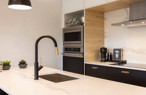 Plateau Mont Royal Apartment | The Ultimate Plateau Retreat – 10BR Sleeps 24