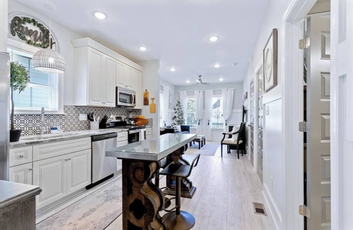 Downtown Apartment | This apartment is a 1 bedroom(s), 1 bathrooms, located in Hampton, VA.