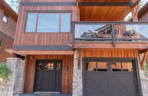Blind Bay House | This exceptionally designed lodge offers comfort and luxurious living.