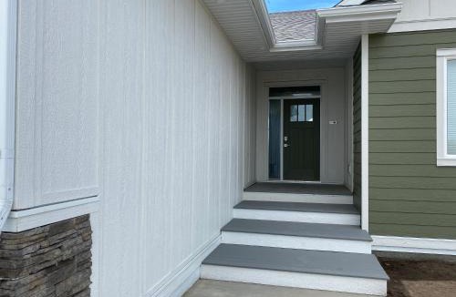 Mountain View House | Thistle Ridge (Upper) New Waterton Lakes Area Waterfront Home