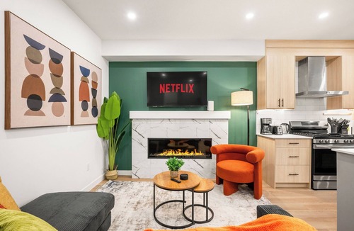 Capitol Hill House | Three Sisters Villas | 9BD 6BA | 7 mins DT |20 ppl