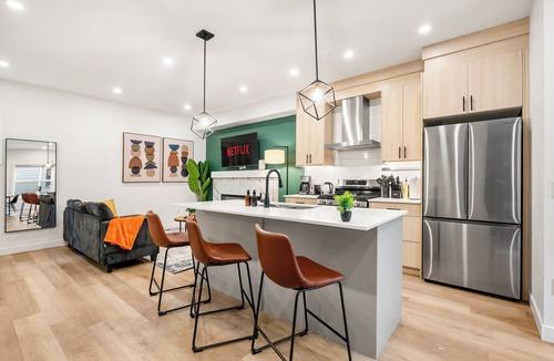 Capitol Hill House | Three Sisters Villas | 9BD 6BA | 7 mins DT |20 ppl