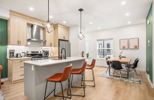 Capitol Hill House | Three Sisters Villas | 9BD 6BA | 7 mins DT |20 ppl