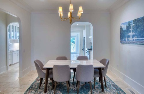 Hitch Village - Fred Wessels Homes Villa | Timeless Lux Villa - with Parking & Walk to River Street