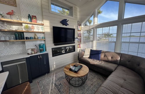 Sandbridge House | Tiny House on Sunset Point - Back Bay