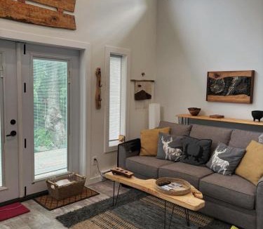 Campbell River House | Tiny House with Hot Tub, close to golf, beaches and nature!