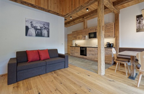 Valle Aurina Apartment | "Tischlerhof Lärche" vacation apartment with balcony and mountain view