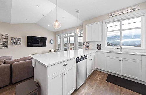 Osoyoos House | Toes in the Sand Cottage #201