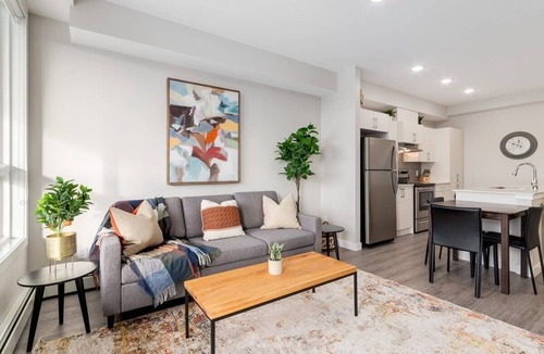 Shaganappi Apartment | Top Floor - Pet Friendly Apartment w/Free Underground Parking