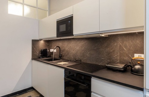 Rione XVI Ludovisi Apartment | Toscana 8 - FromHometoRome