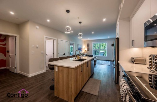 Golden Condo | Trailside Vista | Huge Patio | BBQ | AC | Downtown