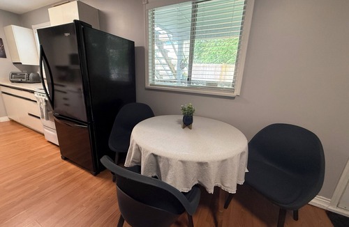 Walnut Grove House | 🌿 Tranquil Garden-Level Retreat in Walnut Grove - Langley - 2 Bedroom 🍷🐾