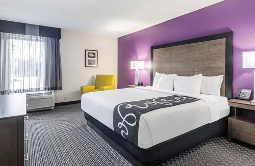 Myrtle Beach Hotel | Tranquil Hotel Room Perfect for Relaxing Beach Days & Swimming Fun